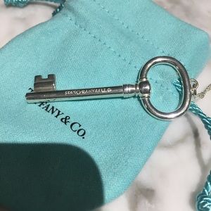TIFFANY & CO. LARGE OVAL KEY PENDANT NECKLACE